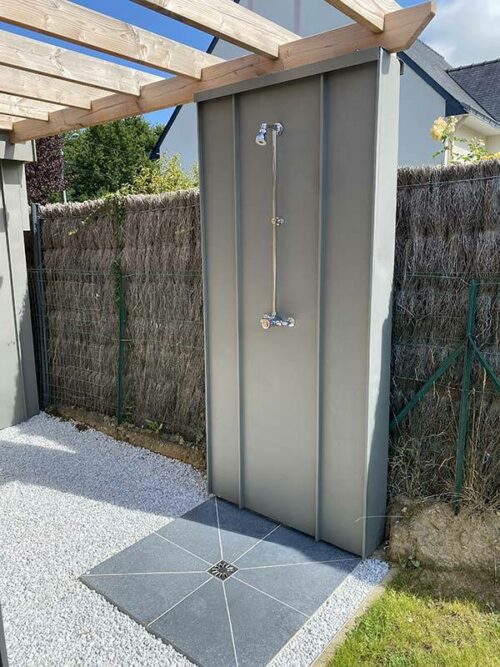 douche extérieure à l’italienne receveur en pierre bleue du Vietnam. pool house guérande 44 OCEAM tous corps d'état