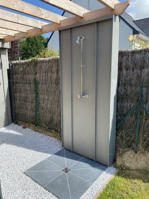 douche extérieure à l’italienne receveur en pierre bleue du Vietnam. pool house guérande 44 OCEAM tous corps d'état
